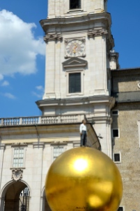 de gouden bol op de Kapitelplatz